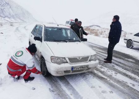 نجات ۲۰۰ مسافر گرفتار در برف گردنه شیبلی بستان آباد