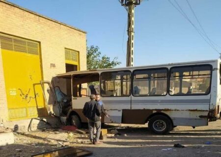 برخورد مینی‌ بوس با دیوار در جاده تبریز – آذرشهر ۱۱ مصدوم به جا گذاشت