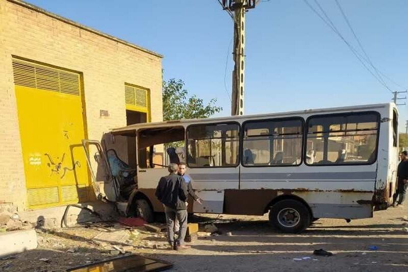 برخورد مینی‌ بوس با دیوار در جاده تبریز – آذرشهر ۱۱ مصدوم به جا گذاشت